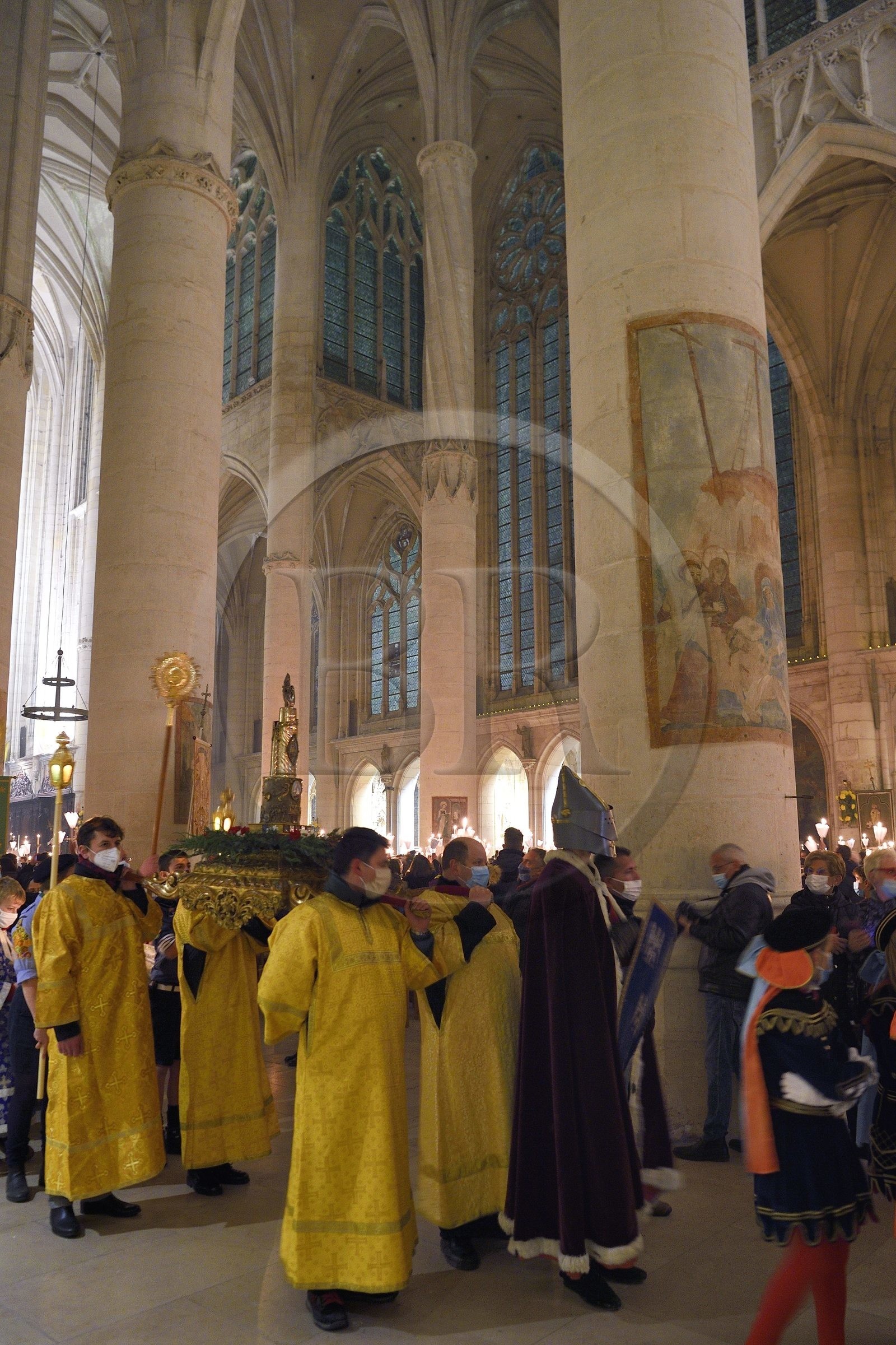 France, Meurthe-et-Moselle (54), Saint-Nicolas-de-Port, basilique de Saint Nicolas, procession aux flambeaux qui est fêtée depuis 1245 à l'occasion de la Saint-Nicolas, la relique du dextre bénissante de saint Nicolas (selon la tradition il s'agit de l'os d'une phalange de la main droite de l'évêque) qui est conservée dans un bras reliquaire de la fin du XIXème siècle en argent, or, émaux et diamants