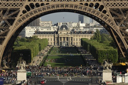 France, Paris (75), l'Ecole Militaire sous la Tour Eiffel au bout du Champs de Mars