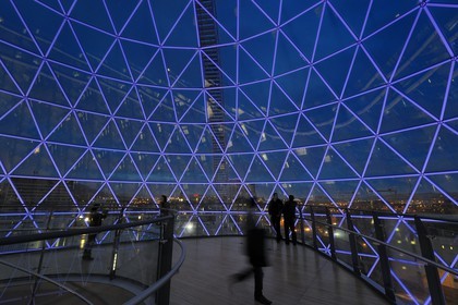 Royaume-Uni, Irlande du Nord, Belfast, le dôme en verre de 35m de diamètre du centre commercial de Victoria Square offre une large vue sur la ville