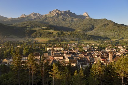 France, Alpes-de-Haute-Provence (04), vallée de l'Ubaye, Barcelonnette dominé par la montagne Chapeau de Gendarme (2682m)