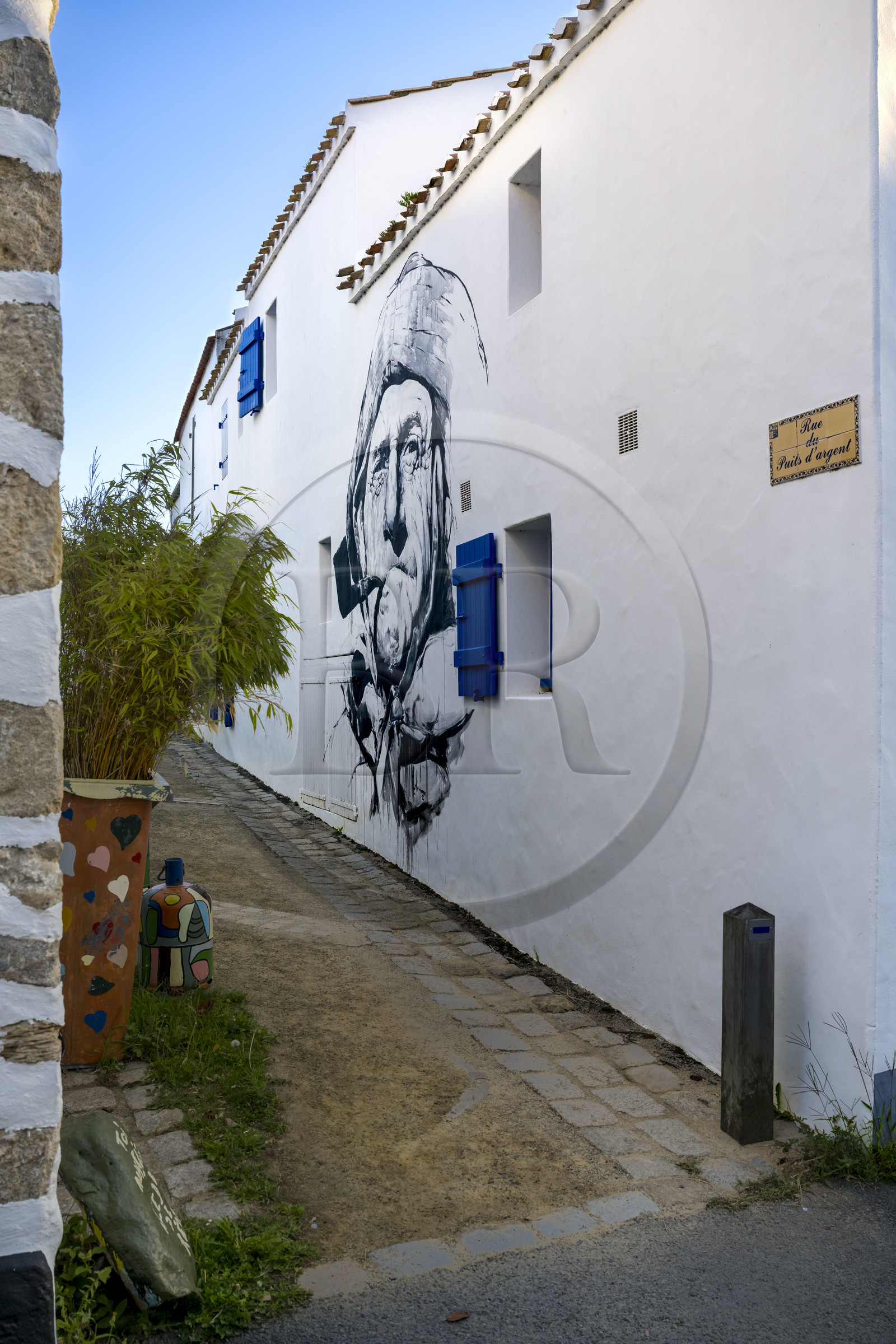 France, Vendée (85), Ile de Noirmoutier, Noirmoutier-en-l'Ile, peinture murale représentant un marin dans une ruelle