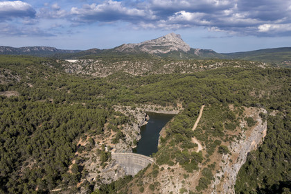 France, Bouches-du-Rhône (13), Aix en Provence, plateau de Bibemus, le barrage Zola (Cézanne y a peint la série des Baigneurs) et la montagne Sainte Victoire en arrière plan (vue aérienne)