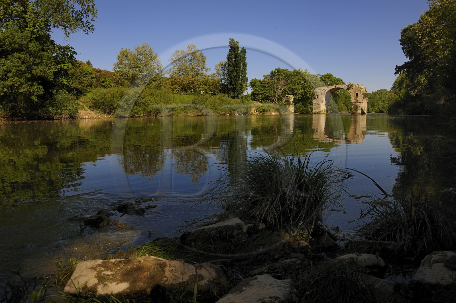 France, Hérault (34), près de Lunel, Oppidum d'Ambrussum ancien oppidum gaulois situé sur la Voie Domitienne (Via Domitia), le Pont Ambroix sur la rivière le Vidourle