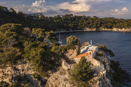 France, Var (83), la rade de Toulon, Cap Brun, la chapelle Notre Dame du cap Falcon qui domine le petit port des cabanons de l'anse de Méjean (vue aérienne)