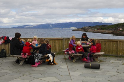 Norvège, Laponie, région du Finnmark, Alta, élèves et leur maitresses site des gravures rupestres, classé Patrimoine Mondial de l' UNESCO