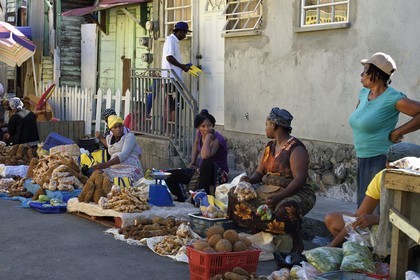 Caraïbes, Ile de la Dominique, la capitale Roseau, vente à l'étal de fruits et légumes aux abords du marché centrale