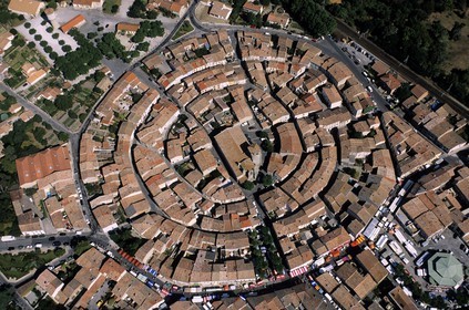 France, Aude (11), village cathare de Bram construit en cercles concentriques autour de l'église (vue aérienne)