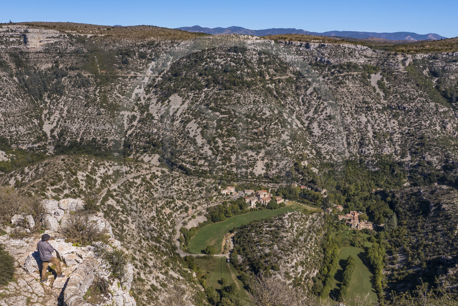 France, Hérault (34), les Causses et les Cévennes, paysage culturel de l'agro-pastoralisme méditerranéen inscrit au Patrimoine Mondial de l'UNESCO, Saint-Maurice-Navacelles, le Cirque de Navacelles, le rocher de la Vierge est entouré par un bras mort de la rivière La Vis (vue aérienne)