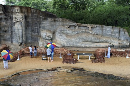 Sri Lanka, province du Centre-Nord, Polonnaruwa, l'ancienne capital du pays (XIe au XIIIe siècle) est classée au Patrimoine Mondial de l'UNESCO, bouddha géant taillé dans la rocher du Gal Vihara, Bouddha couché