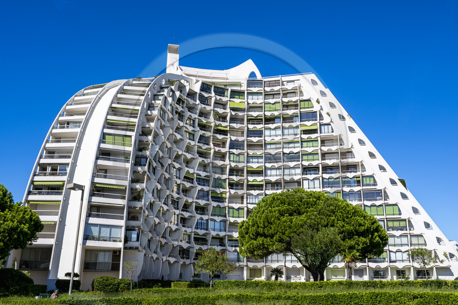 France, Hérault (34), La Grande-Motte, labellisé patrimoine du XXème siècle, La Grande Pyramide construite en 1974 par les architectes Jean Balladur et Jean-Bernard Tostivint, cet immeuble phare pour le port de la station Balnéaire domine toute la ville, forme un plan en Y incurvé et abrite un hôtel et des appartements