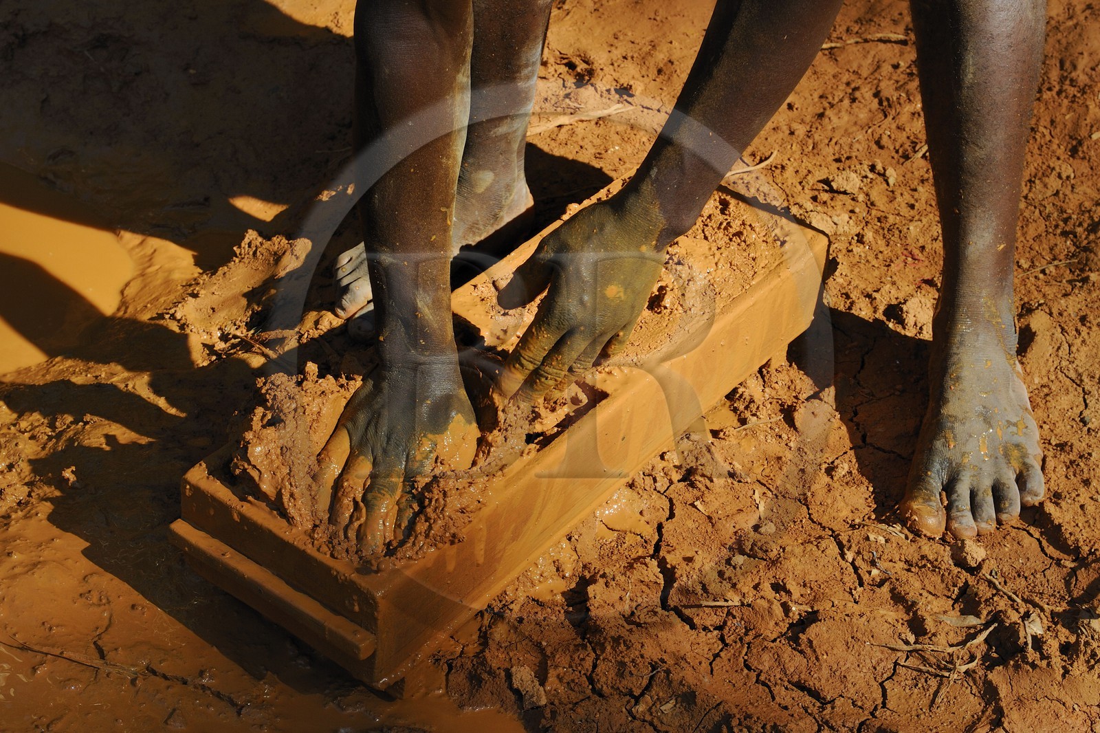 Tanzanie, région de Morogoro, les Monts Uluguru, fabrication de briques en terre