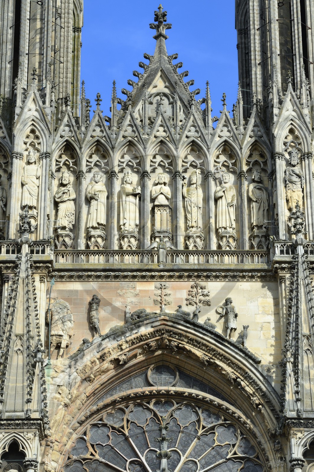 France, Marne (51), Reims, la cathédrale Notre-Dame de Reims, classée Patrimoine Mondial de l'UNESCO, la facade occidentale, le baptême de Clovis (au centre) par l'éveque Saint-Remi, en présence de Clotilde, sa femme et l'inspiratrice de sa conversion, d'assistants de l'éveque et de l'ermite Montan