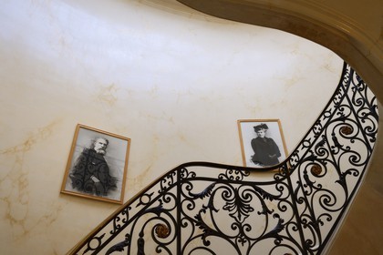 France, Alpes-Maritimes (06), Cannes, la villa La Californie où vécu Pablo Picasso, aujourd'hui renommé le Pavillon de Flore par Marina Picasso, photos des grands parents de Pablo Picasso dans le grand escalier