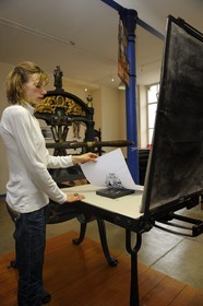 France, Vosges (88), Epinal, Cité de l’Image, Imagerie d’Epinal, gravure sur bois sur une presse Gutenberg