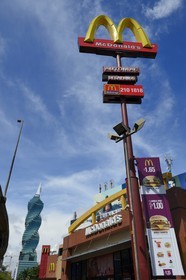 Panama, Panama City, la Tour F & F précédemment connu sous le nom de la Tour de la Révolution et aussi El Tornillo (la vis)