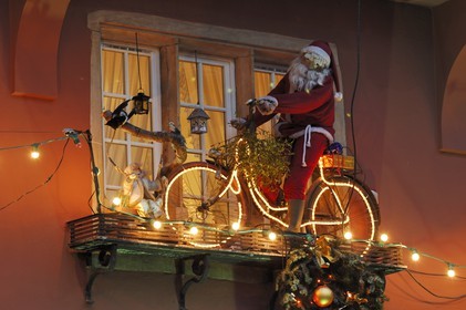 France, Bas Rhin (67), Strasbourg, Pere Noel cycliste en decoration