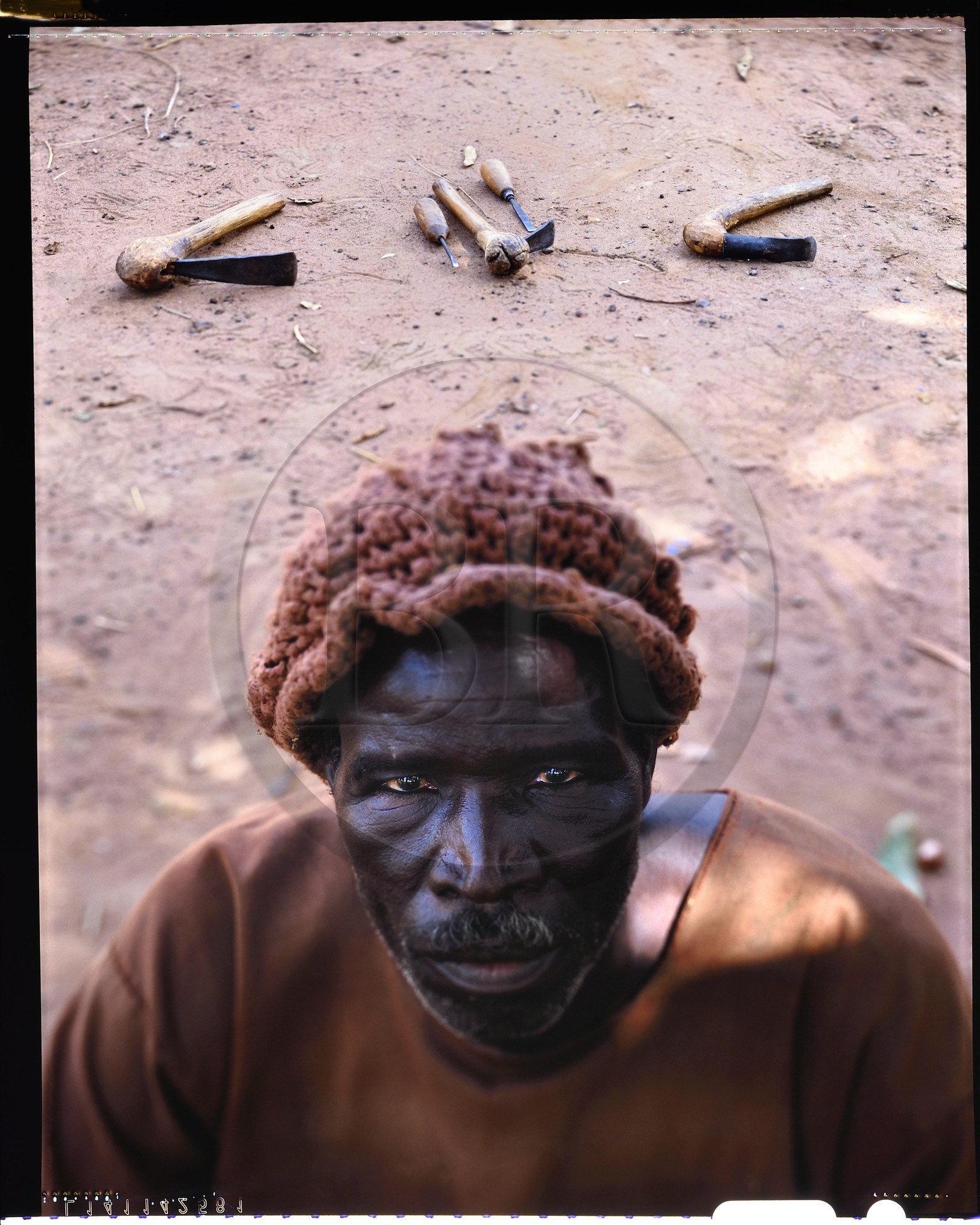 Burkina Faso, province de Poni, pays des Lobi, région de Loropéni, sculpteur sur bois du village de Nianntana