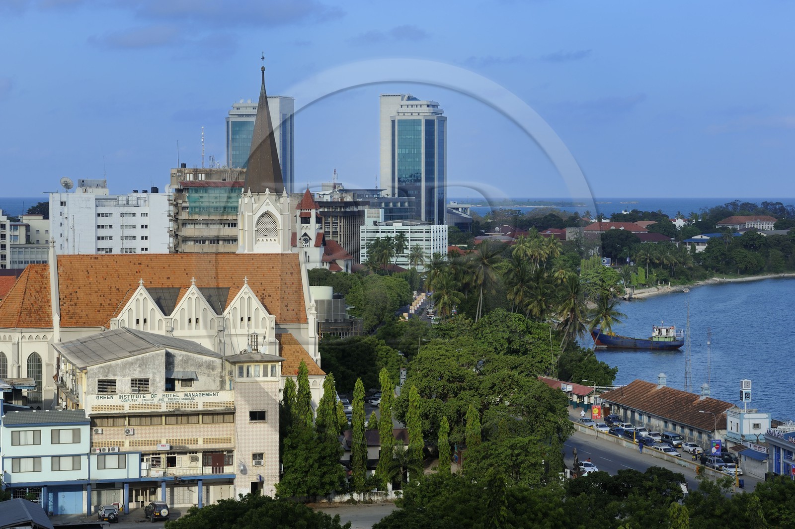 Tanzanie, Dar es-Salaam, St Joseph cathedral sur le waterfront, au fond les twin towers de la Bank of Tanzania