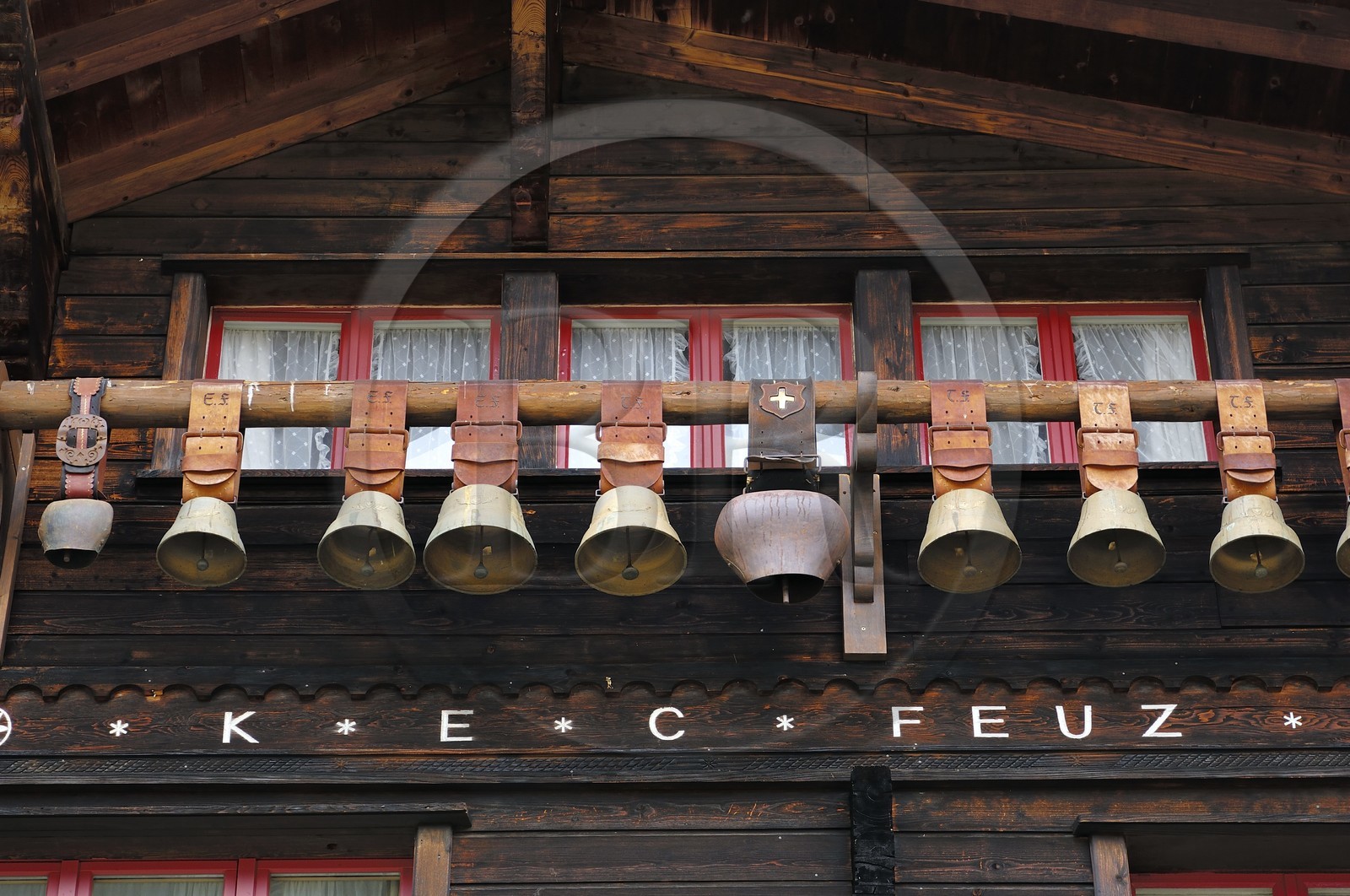 Suisse, Canton de Berne, Oberland Bernois, village de Mürren, cloches à vaches suspendues devant un chalet