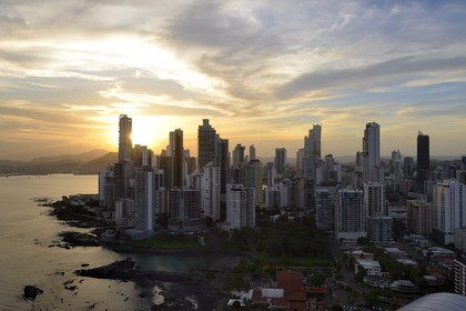 Panama, Panama City, les gratte-ciels du quartier de front de mer de Punta Paitillia au coucher de soleil