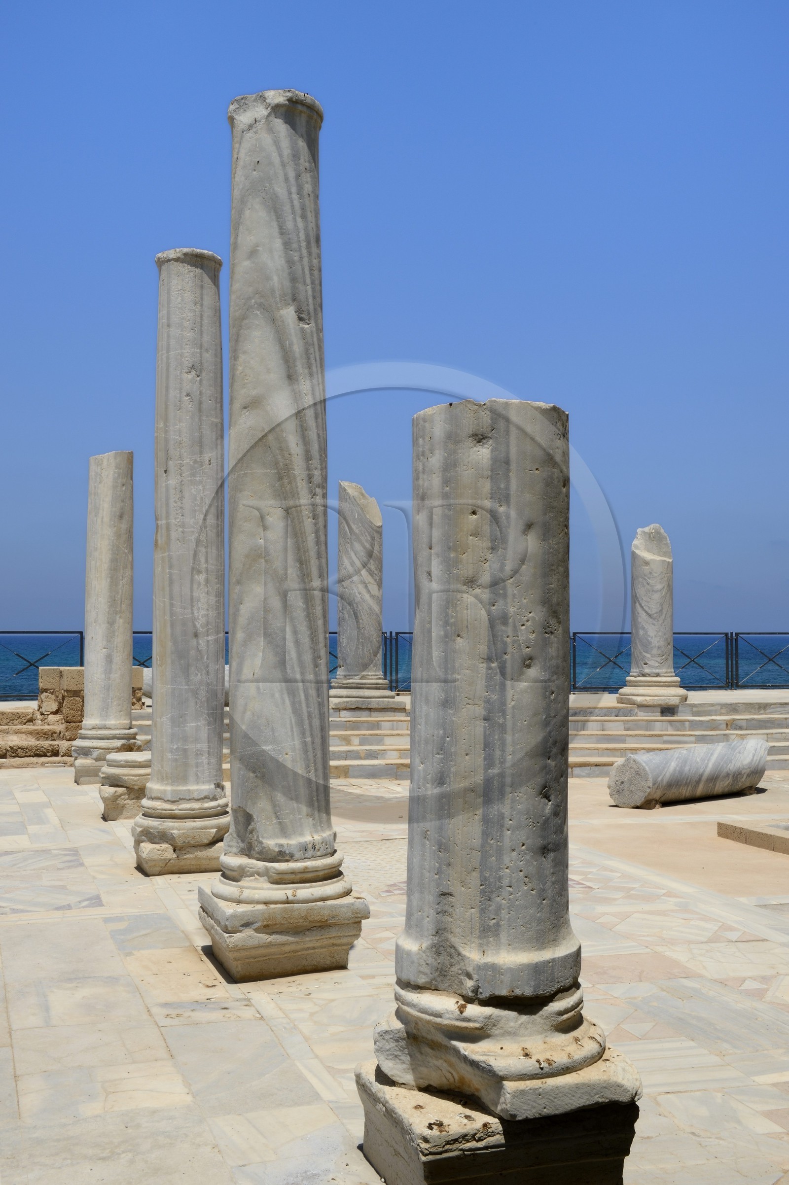 Israël, district d'Haifa, Césarée (Caesarea Maritima), ruines de Césarée, les anciens bains au dessus  de l'hippodrome romain