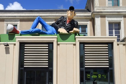 France, Charente (16), Angoulême, statue géante de Lucien le célèbre personnage BD de Frank Margerin à la gare