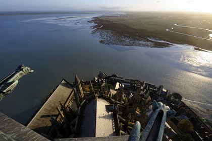 France, Manche (50), Mont-Saint-Michel, classé Patrimoine Mondial de l'UNESCO, chevet et la baie vus depuis la flèche à l'aube