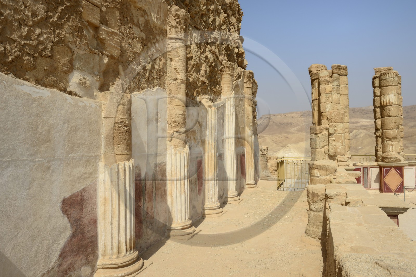 Israel, désert du Neguev, forteresse de Massada, classée Patrimoine Mondial de l'UNESCO, terrasse inférieure du Palais suspendu d'Hérode dont la résidence privée s'étageait sur trois niveaux