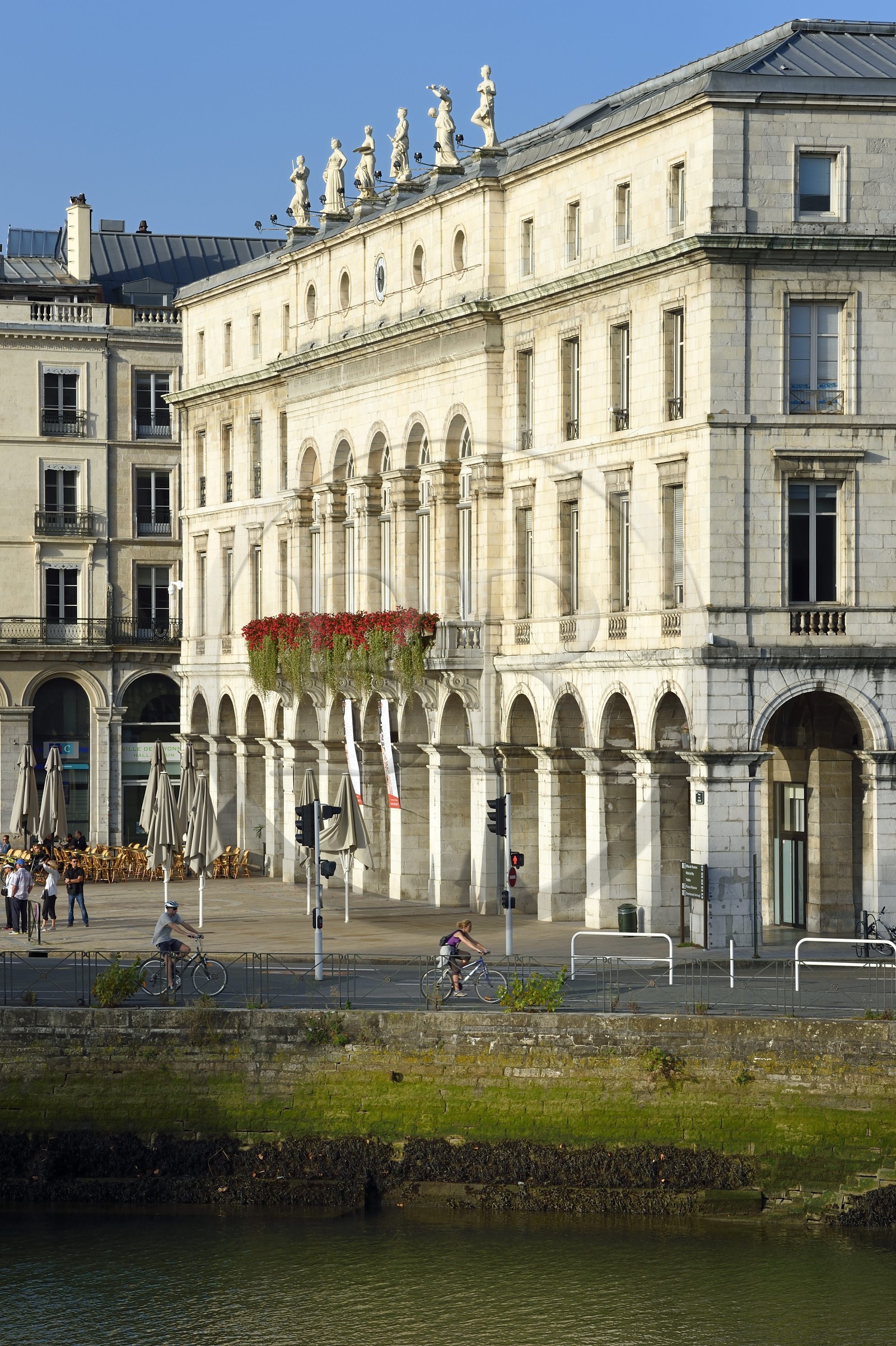 France, Pyrénées-Atlantiques (64), Pays-Basque, Bayonne, hôtel de ville, place de la Liberté, sa facade est ornée de six statues allégoriques symbolisant les activités artistiques et économiques de la ville