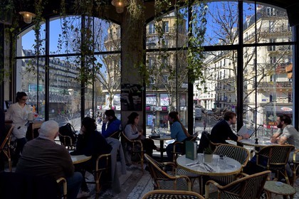 France, Paris (75), Quartier de Barbès, la Brasserie Barbès, le premier étage qui donne sur la station de metro Barbes