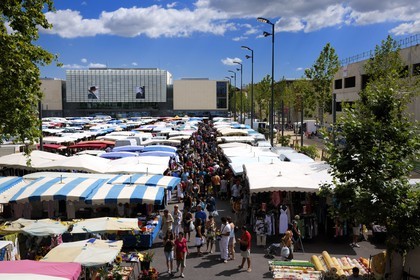 France, Hérault (34), Béziers, quartier du Champ de Mars, marché du vendredi sur la place du 14 juillet et la médiathèque André Malraux