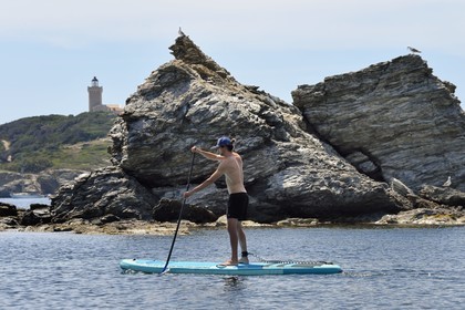 France, Var (83), Six-Fours-les-Plages, Ile des Embiez, pointe Saint-Pierre, le champion de windsurf Freestyle Adrien Bosson en randonnée aquatique sur un paddle, le phare du Grand Rouveau en arrière plan