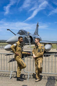 France, Bouches-du-Rhône (13), Salon-de-Provence, base aerienne 701, base de la Patrouille de France (PAF pour Patrouille acrobatique de France) de l'Armée de l'air et de l'espace française, démonstrations aériennes en présence des familles des élèves officiers pour la cérémonie d’échange des Gardes, un avion un Mirage 2000-5 présenté sur le tarmac