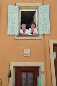France, Alpes-Maritimes (06), vallée de la Roya (arrière-pays niçois), au pied du parc national du Mercantour, Saorge, deux habitantes du village
