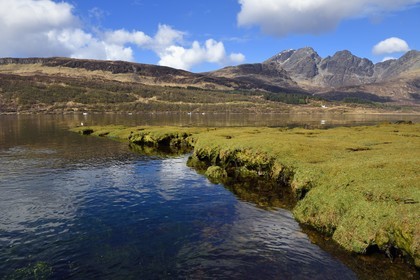 Royaume-Uni, Ecosse, région des Highlands, les Hébrides, Ile de Skye, le Loch Slapin vers Torrin et les montagnes des Red Cuillin