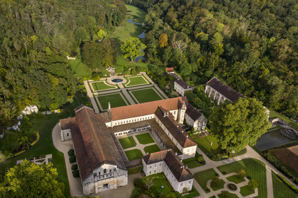 France, Côte-d'Or (21), Marmagne, l'abbaye cistercienne de Fontenay fondée en 1118, classée au Patrimoine Mondial de l'UNESCO, la vallée du ru (ruisseau) de Fontenay en arrière plan (vue aérienne)