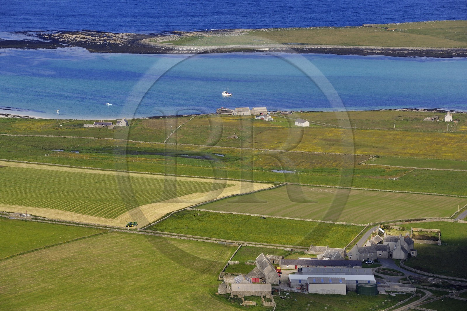 Royaume-Uni, Ecosse, Iles Orcades, ferme sur l'Ile de Papa Westray et la baie de Cruive devant la petite Ile de Holm of Papa (vue aérienne)