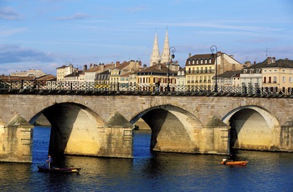 France, Saône-et-Loire (71), Mâcon, le pont Saint-Vincent sur la Sâone