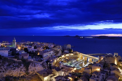 France, Bouches-du-Rhône (13), Marseille, quartier d'Endoume, le Vallon des Auffes, l'archipel du Frioul avec le Chateau d'If en arrière plan