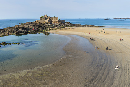 France, Ille-et-Vilaine (35), Côte d'Emeraude, Saint-Malo, Fort National conçu par Vauban et construit par Siméon Garangeau de 1689 à 1693, la plage de l'eventail à marée basse