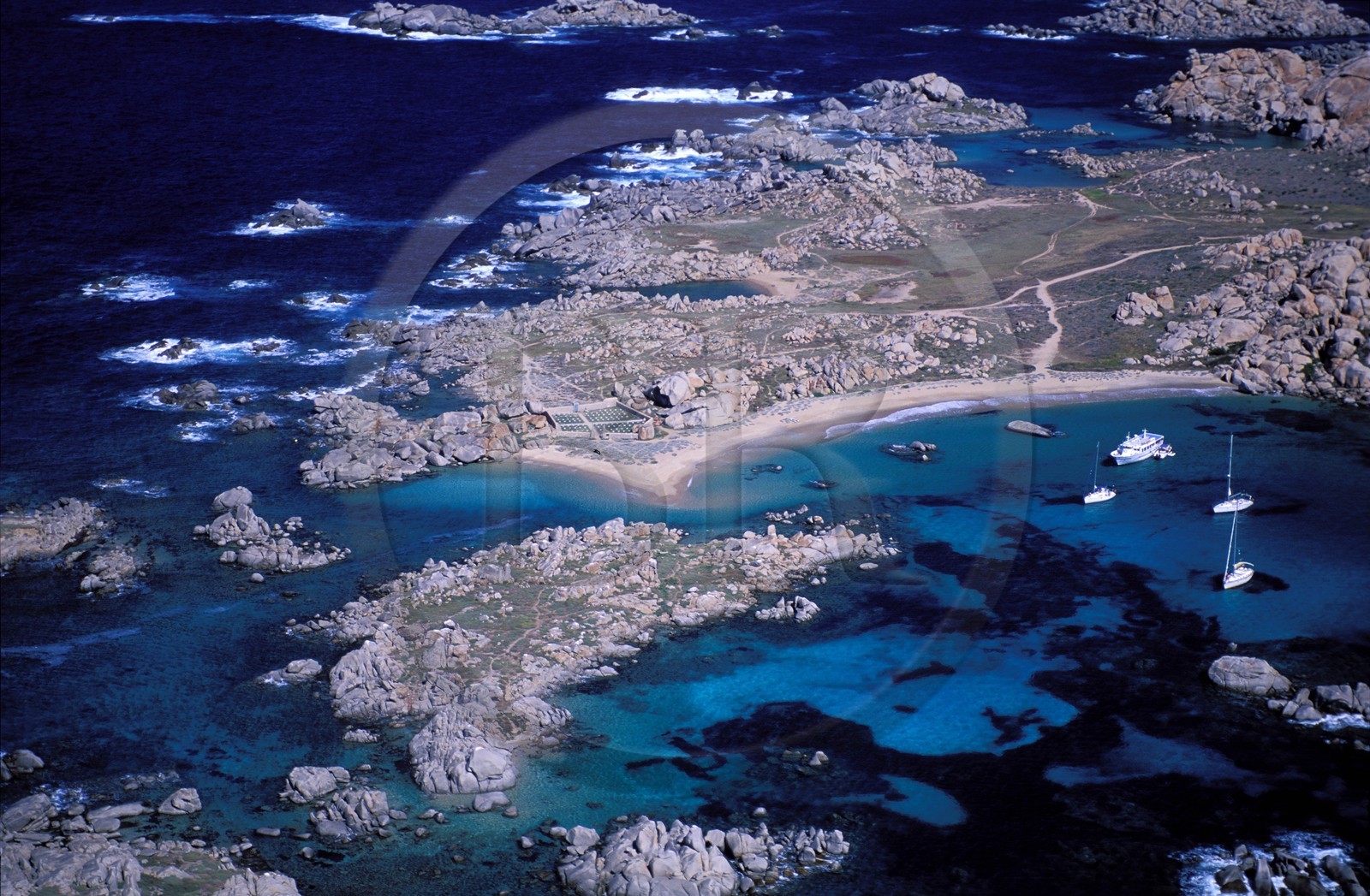 France, Corse-du-Sud (2A), bateaux au mouillage dans l'archipel des îles Lavezzi (vue aérienne)