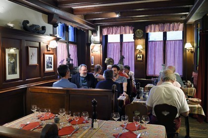 France, Bas-Rhin (67), Strasbourg, vieille ville classée au Patrimoine Mondial de l'UNESCO, la winstub Chez Yvonne - S'Burjerstuewel rue du Sanglier
