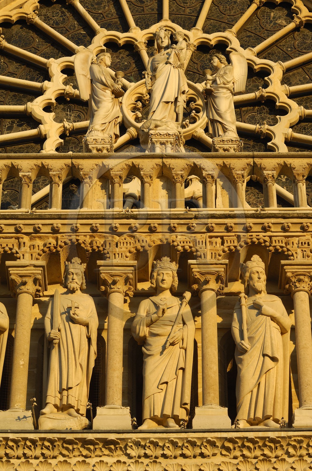 France, Paris (75), Ile de la Cité, cathédrale Notre-Dame de Paris, la galerie des Rois de Juda et la rosace de la façade occidentale