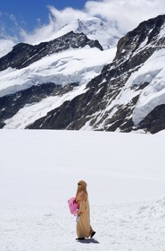 Suisse, Canton de Berne, Oberland bernois, massif de la Jungfrau (3 454 m) dit le toit de l' Europe, classé Patrimoine Mondial de l' UNESCO, femme voilée