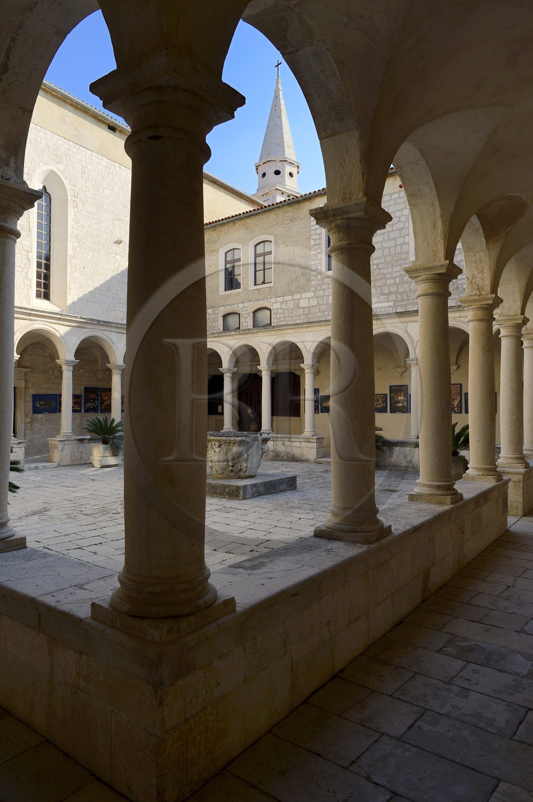 Croatie, Dalmatie, côte dalmate, Zadar, église et couvent Saint-François, le cloitre