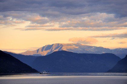 Norvège, comté de Sogn Og Fjordane, ferry sur le sognefjorden à Balestrand et la montagne de Bleia (1718m) au fond