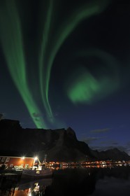 Norvège, Nordland, Iles Lofoten, ile de Moskenesoy, aurore boréale au dessus du village de pêcheurs de Reine
