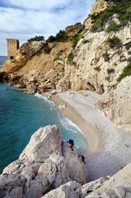 France, Bouches-du-Rhône (13), Ensuès-la-Redonne vers Marseille, la Cote Bleue, randonnée de Niolon au Cap Méjean le long du Sentier des Douaniers, la petite plage de la calanque de l'Erevine