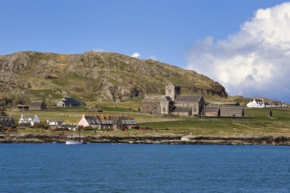 Royaume-Uni, Ecosse, Highland, Hébrides intérieures, Ile de Iona face à l'Ile de Mull, abbaye d'Iona en bordure de mer