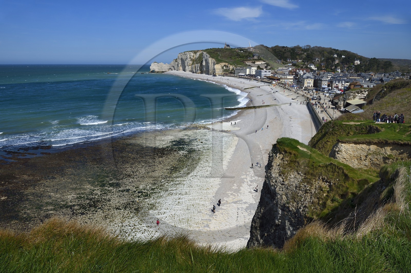 France, Seine-Maritime (76), Pays de Caux, Côte d'Albâtre, Etretat, la plage et la falaise d'Amont surplombé par l'église Notre-Dame-de-la-Garde